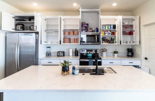 Greenehaven House | Breathtaking Lake Powell Views from Surf-Themed Home with Hot Tub - Sleeps 14+