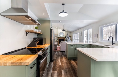 Marmora and Lake Cottage | Breathtaking Lakefront Getaway w/Kayaks + Hot Tubs