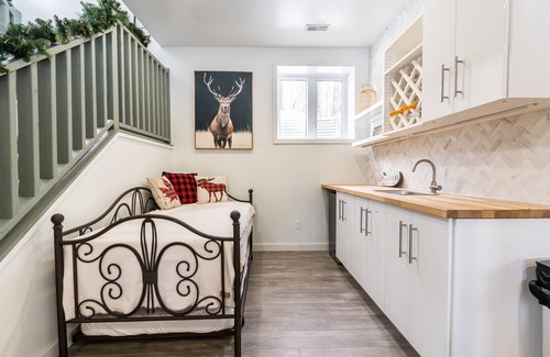 Marmora and Lake Cottage | Breathtaking Lakefront Getaway w/Kayaks + Hot Tubs