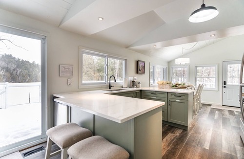 Marmora and Lake Cottage | Breathtaking Lakefront Getaway w/Kayaks + Hot Tubs