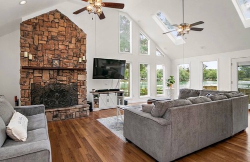 Manteno House | Breathtaking Lakefront Retreat- Manteno Lake House
