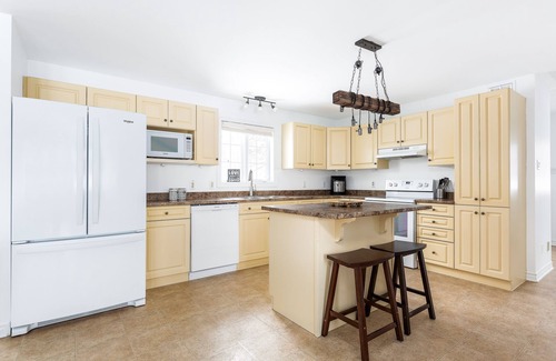 Magnetawan Cottage | Breathtaking & Newly Renovated Lakeside Cottage