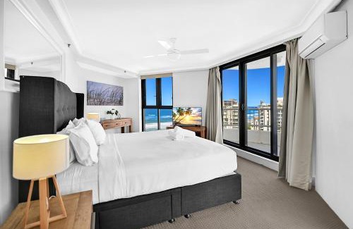 Surfers Paradise Apartment | Breathtaking Ocean View 3-Bedroom Apartment with Parking