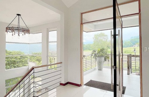 Poblacion Villa | Breathtaking sea and hill view. 5 mins drive to beach. Pet Friendly.