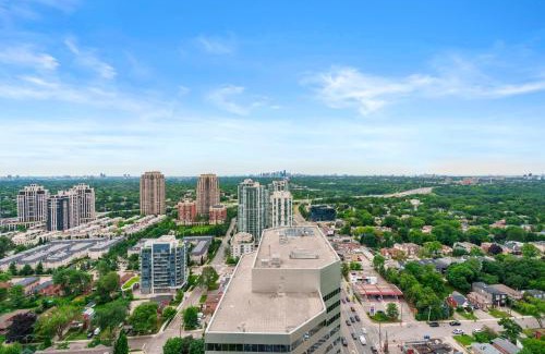Willowdale Apartment | Breathtaking Skyline View 1Bd & Den Apartment