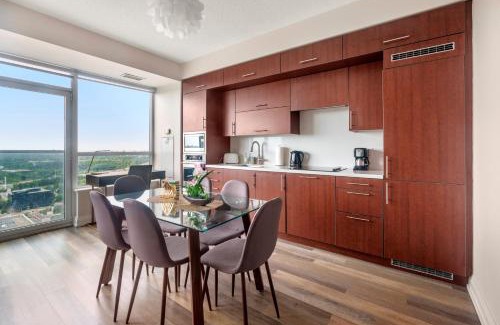 Willowdale Apartment | Breathtaking Skyline View 1Bd & Den Apartment