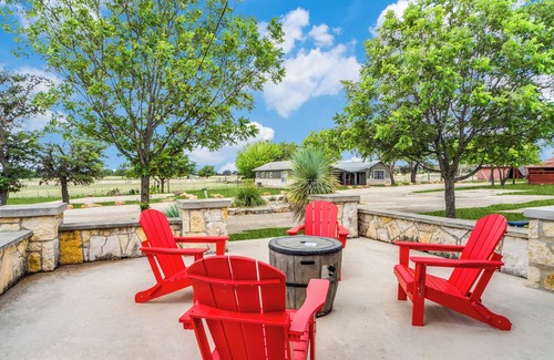 Comfort House | Breathtaking Texas Hill Country Getaway for Everyone - Sleeps 16
