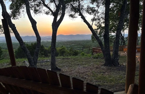 Utopia House | Breathtaking Utopian Hill Top Views 5/2 Log Home w/Hot tub