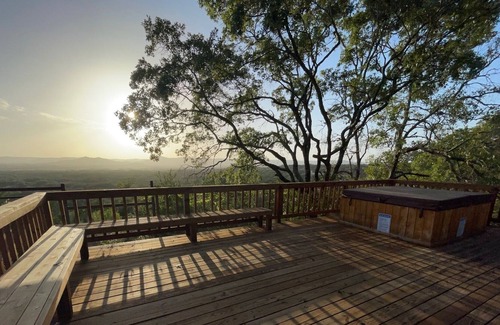 Utopia House | Breathtaking Utopian Hill Top Views 5/2 Log Home w/Hot tub