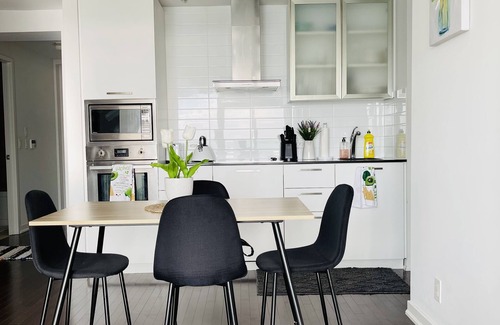 Toronto Entertainment District Apartment | Breathtaking view in the heart of Toronto.