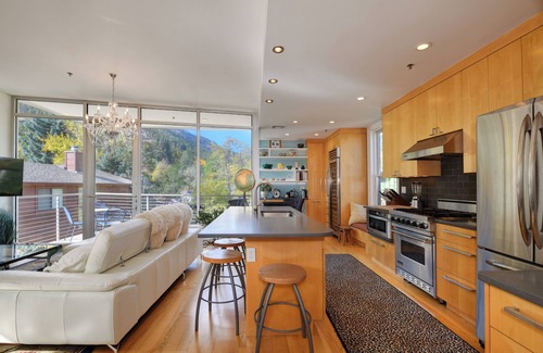 Flagstaff Apartment | Breathtaking Views! 15 minute walk to Pearl St. & 5 minutes to Hiking.
