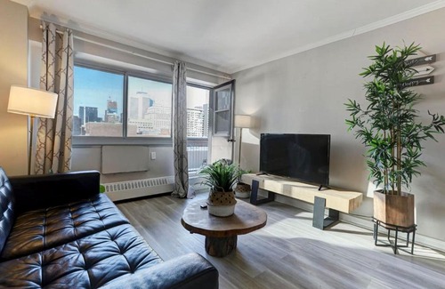 Downtown Montreal Apartment | Breathtaking Views and Downtown Energy