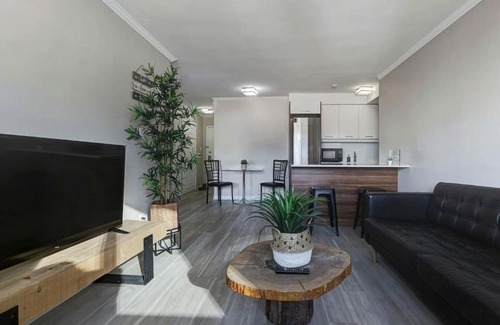 Downtown Montreal Apartment | Breathtaking Views and Downtown Energy