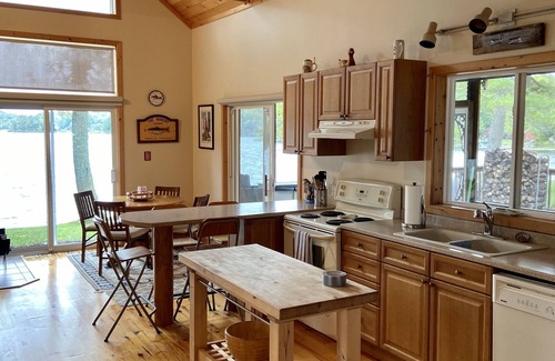 Leeds and the Thousand Islands Cottage | Breathtaking views at Cardinal Lakehouse, Gananoque (Eastern Ontario)