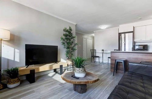 Downtown Montreal Apartment | Breathtaking Views & Downtown Energy