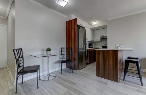 Downtown Montreal Apartment | Breathtaking Views & Downtown Energy