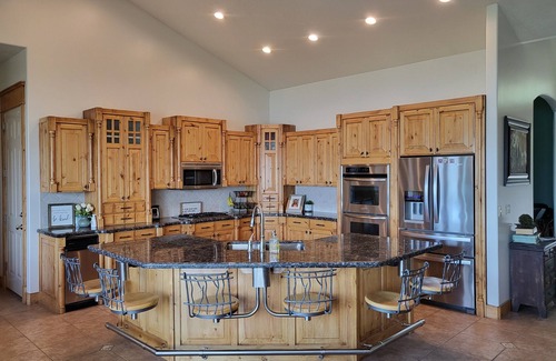Eden House | Breathtaking Views! PRIVATE INDOOR POOL, Outdoor Hot Tub, Sauna, Game Room & Gym