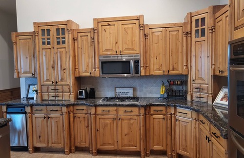 Eden House | Breathtaking Views! PRIVATE INDOOR POOL, Outdoor Hot Tub, Sauna, Game Room & Gym