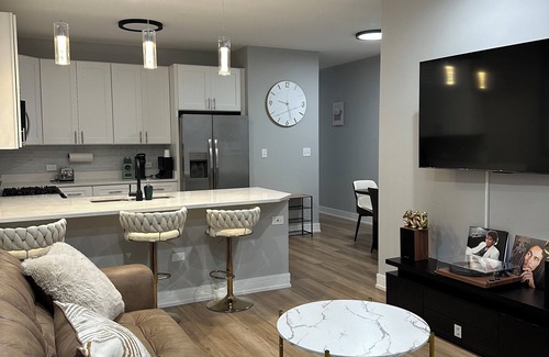 Bronzeville House | Breeze of Bronzeville Chicago: 3 bedroom 2 bath 9 mins from downtown chicago