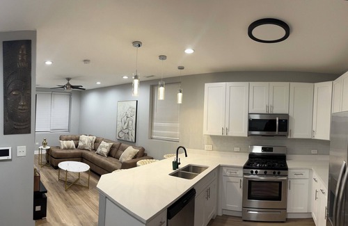 Bronzeville House | Breeze of Bronzeville Chicago: 3 bedroom 2 bath 9 mins from downtown chicago