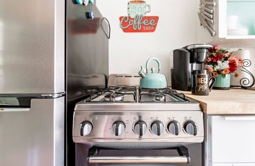Downtown Tucson Apartment | Breezy 1BR Retreat – Walk to UofA & Spring Fun!