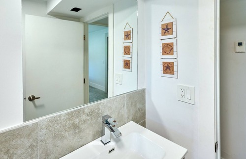 Parkside Apartment | Breezy Beaches, Florida vacation getaway w/ KING BED