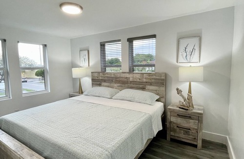Parkside Apartment | Breezy Beaches, Florida vacation getaway w/ KING BED
