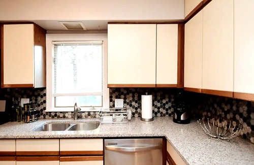 Aksarben - Elmwood Park House | Breezy Blue House 3 minute walk to Foods and Fun.