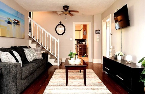 Aksarben - Elmwood Park House | Breezy Blue House 3 minute walk to Foods and Fun.