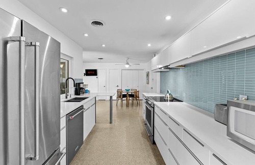 Anona House | Breezy Blue-Pool, Hot Tub, Minutes to Beach, Games