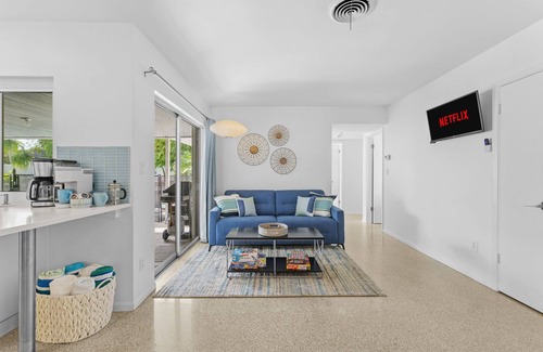 Anona House | Breezy Blue-Pool, Hot Tub, Minutes to Beach, Games