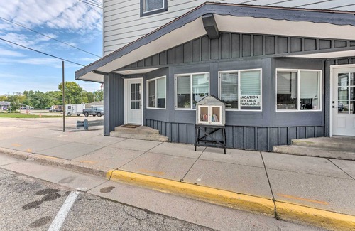 Williams Bay Apartment | Breezy-Chic Apartment - Steps to Geneva Lake!