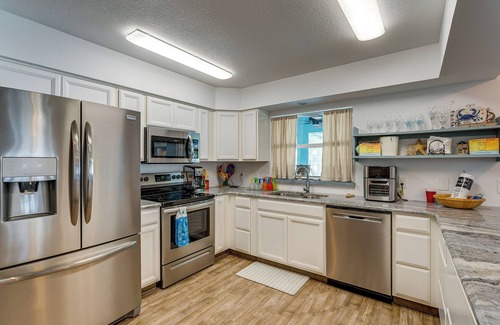 Grove City Condo | Breezy Englewood Condo w/ Community Pool!