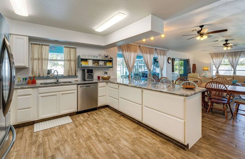 Grove City Condo | Breezy Englewood Condo w/ Community Pool!