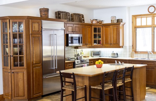 Seguin Cottage | Breezy Lake Joe family cottage w/SUP, kayaks + bar area on the dock