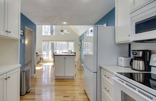 Breezy Point Cottage | Breezy Point Cabin: Deck w/Golf Course Views!