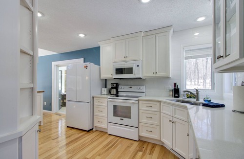 Breezy Point Cottage | Breezy Point Cabin: Deck w/Golf Course Views!