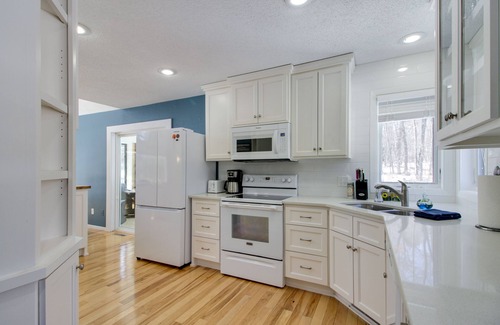 Breezy Point Cabin | Breezy Point Cabin: Deck w/Golf Course Views!