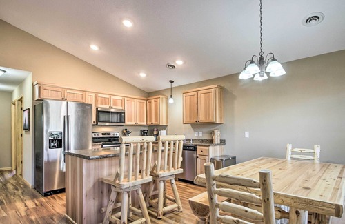 Breezy Point Cottage | Breezy Point Cabin w/Fire Pit - Walk to Lake