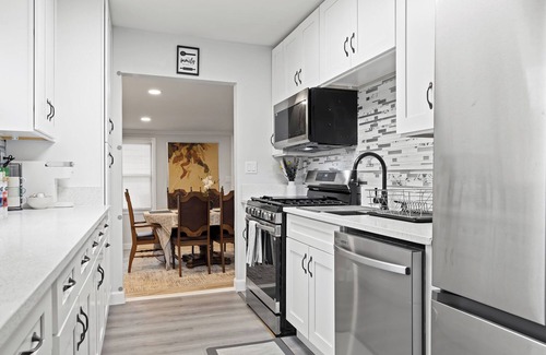 Waukegan House | Breezy Vista by Naval Base