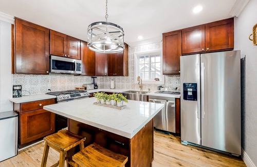 Big Bear Cabin | Brewer Escape ~ Modern, newly renovated escape with mountain views - five minutes to town