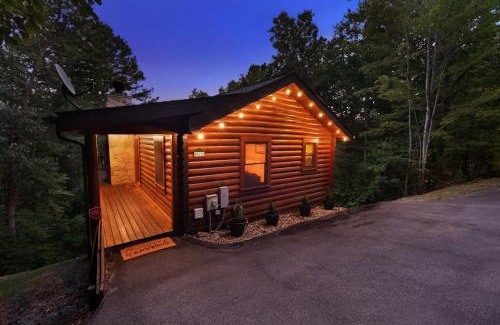 Gatlinburg - Pigeon Forge House | Briar Brook - Private Smoky Mountain Luxury Log Home with 2 Fireplaces, Hot Tub & Community Pool