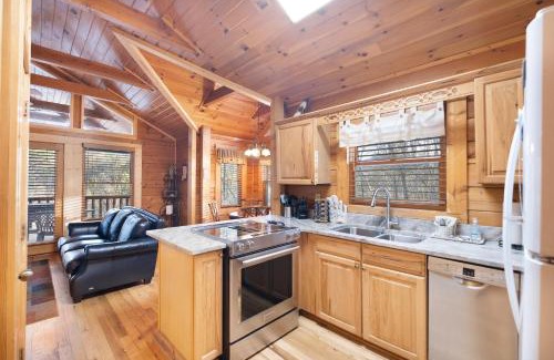 Gatlinburg - Pigeon Forge House | Briar Brook - Private Smoky Mountain Luxury Log Home with 2 Fireplaces, Hot Tub & Community Pool