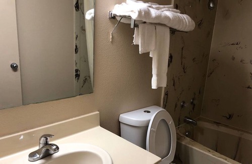Pine Bluff Hotel | Briarwood Inn