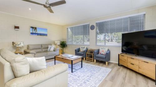 Banksia Beach House | Bribie Beach House, Waterfront directly across the road - Solander Esp, Banksia Beach
