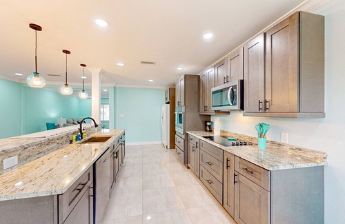 Davis Islands House | Brick beauty with private yard, BBQ, patio, AC, & W/D
