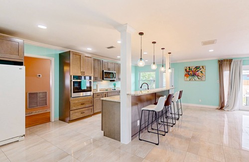 Davis Islands House | Brick beauty with private yard, BBQ, patio, AC, & W/D