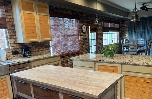 Negreet House | Brick Home W/ Great Views of Toledo Bend Lake & Outdoor Kitchen Sleeps 9