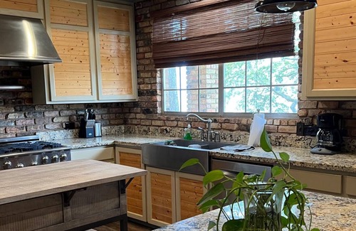 Negreet House | Brick Home W/ Great Views of Toledo Bend Lake & Outdoor Kitchen Sleeps 9