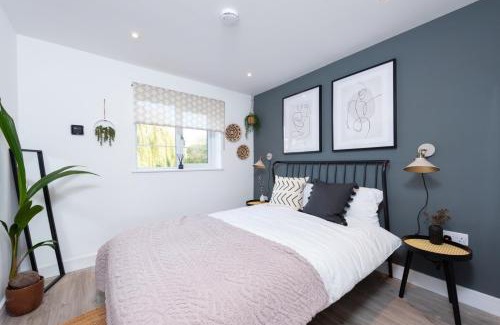Shottery Apartment | Bridge House Apartments - Free Parking